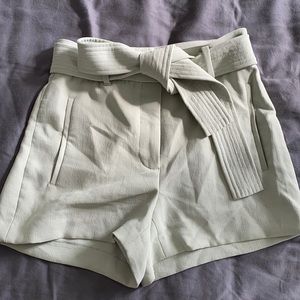 Wilfred
TIE-FRONT SHORT
SILVER SAGE GREEN